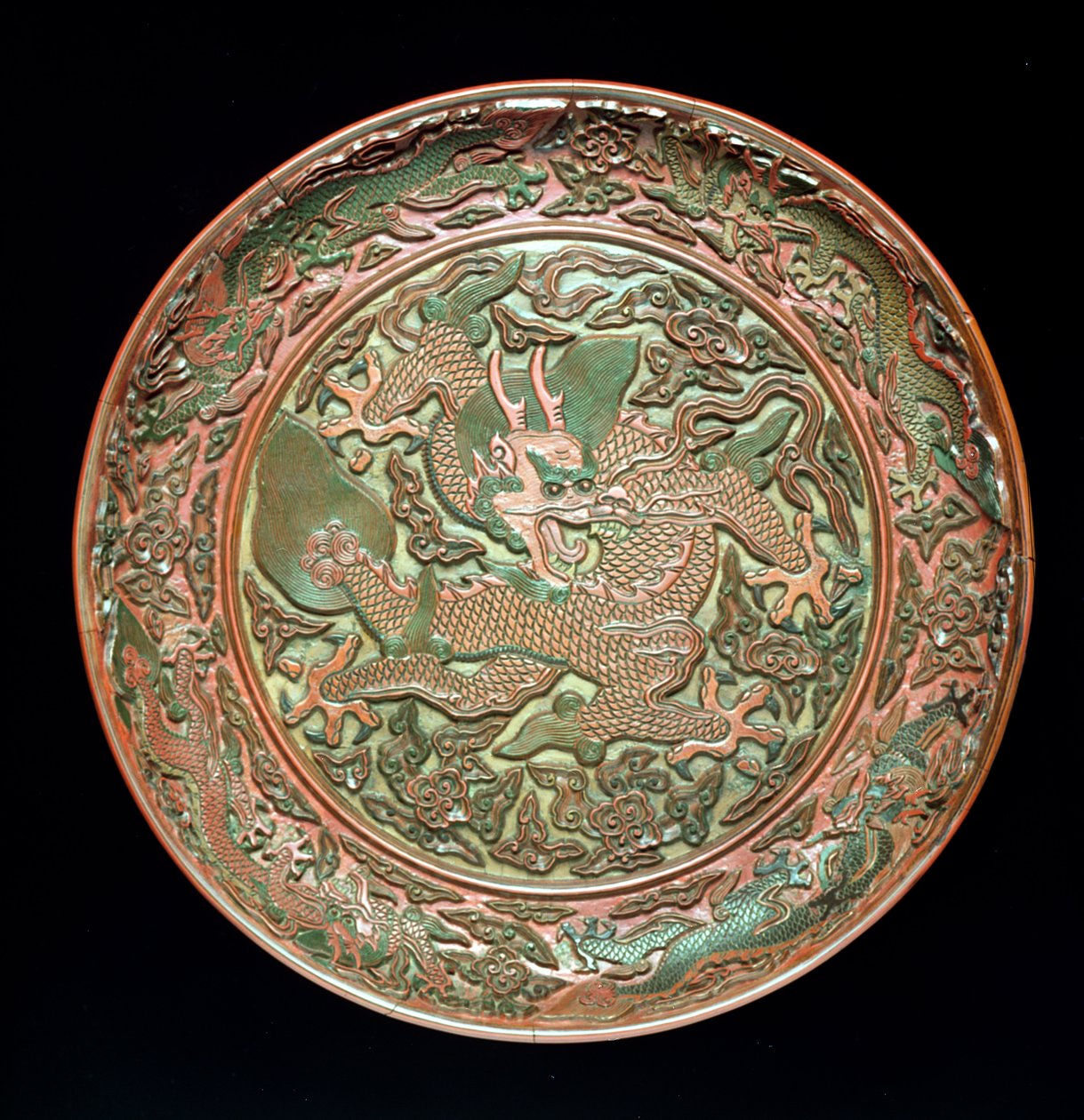 Yhdeksällä lohikäärmeellä koristeltu pyöreä astia, Ming-dynastia 1403-1644, Jianjing-kausi 1522-66 (veistetty lakka) tekijältä Chinese School