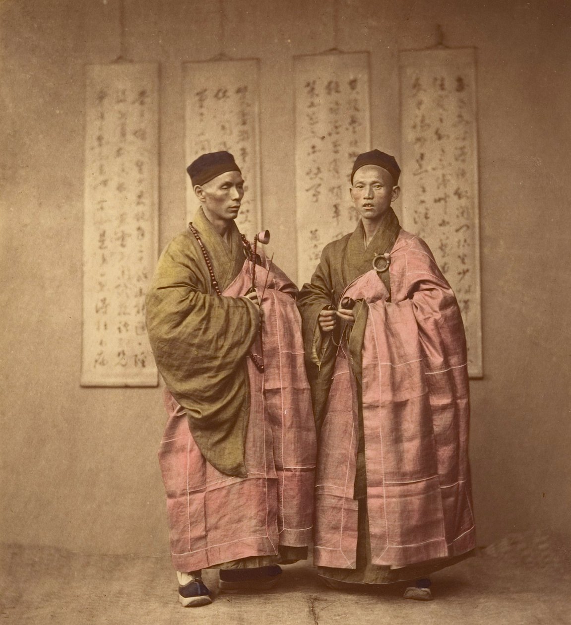 Kaksi miestä vaaleanpunaisissa kaapuissa. noin 1870 (albumiprintti) tekijältä Chinese School