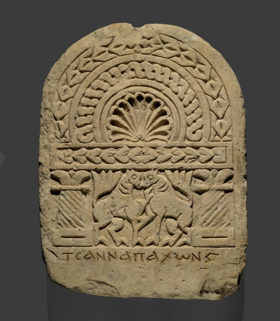 Pyöreäpäällinen stela, Esnasta (kalkkikivi punaisen maalin jälkiä) tekijältä Coptic