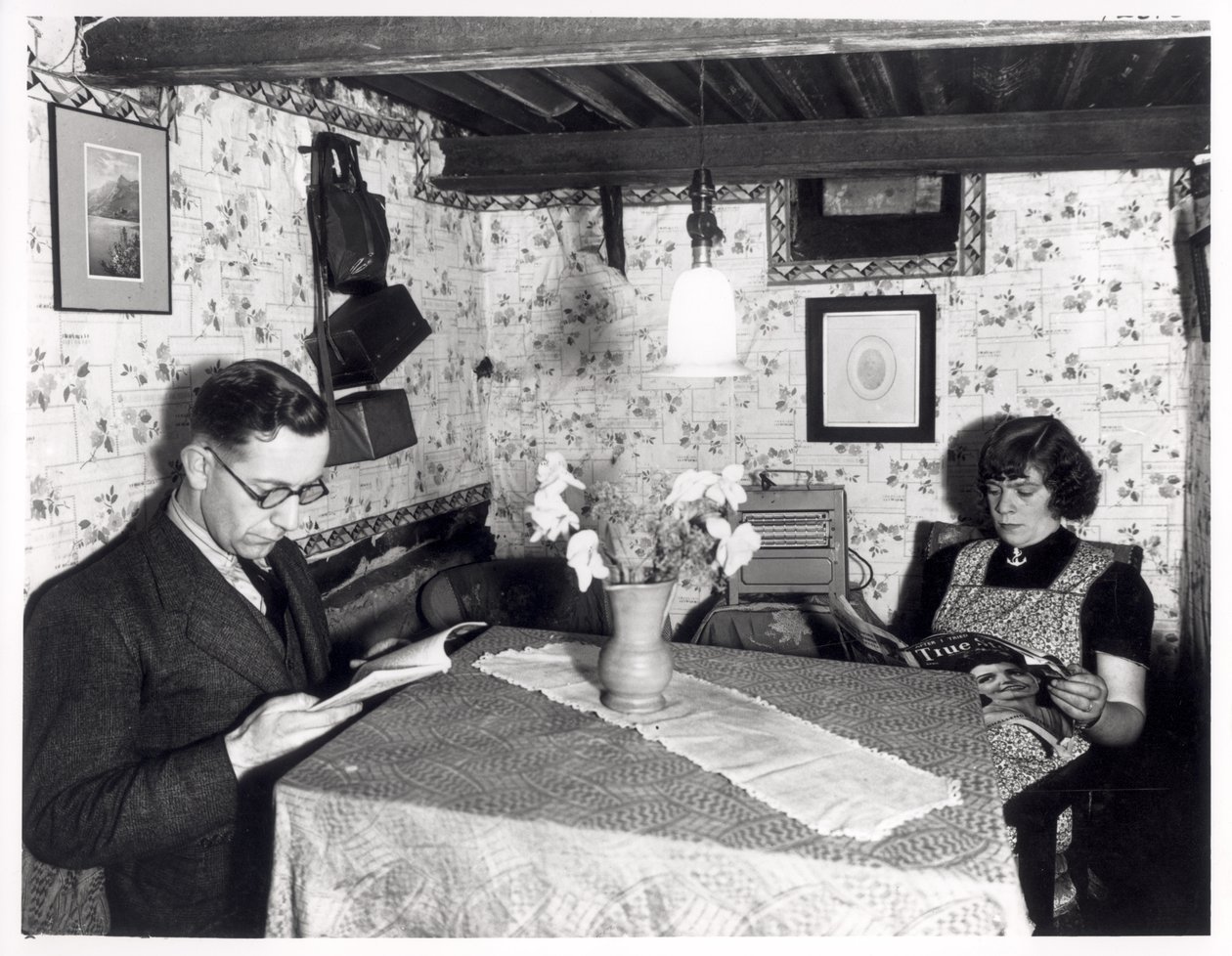 Pariskunta ilmahyökkäyssuojassa, 11 Cardigan Avenue, Leeds, 15. lokakuuta 1940 tekijältä English Photographer
