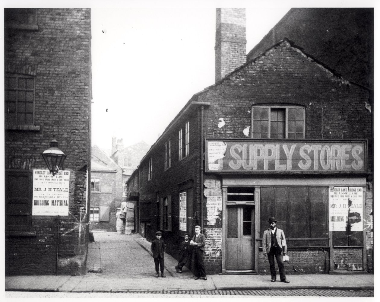 Sisäänkäynti Eagle and Child Yardiin, Hunslet, Leeds, 1896 tekijältä English Photographer