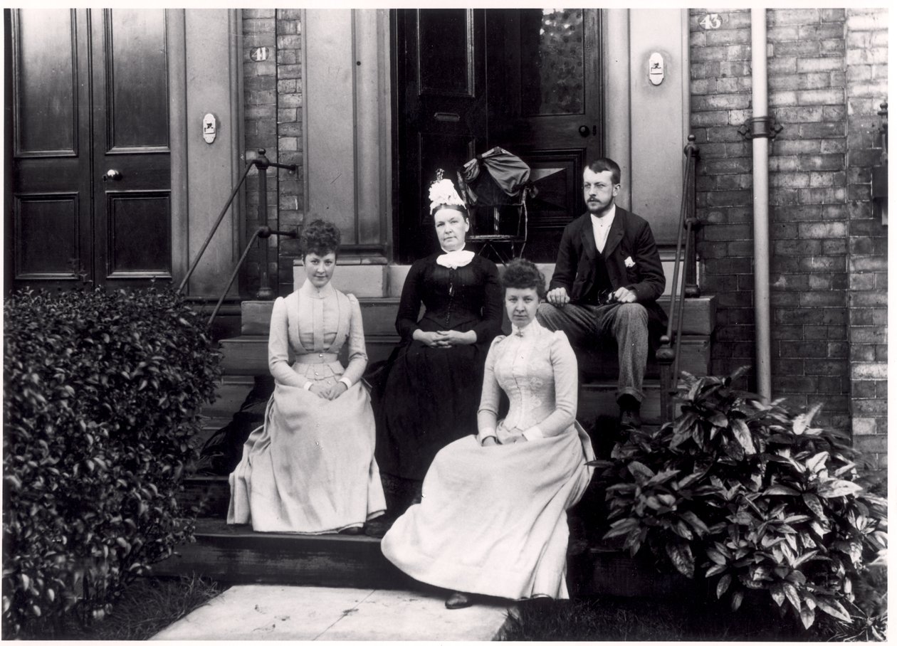 Perheryhmä 43 Reginald Terrace portailla, Leeds, n. 1889 tekijältä English Photographer