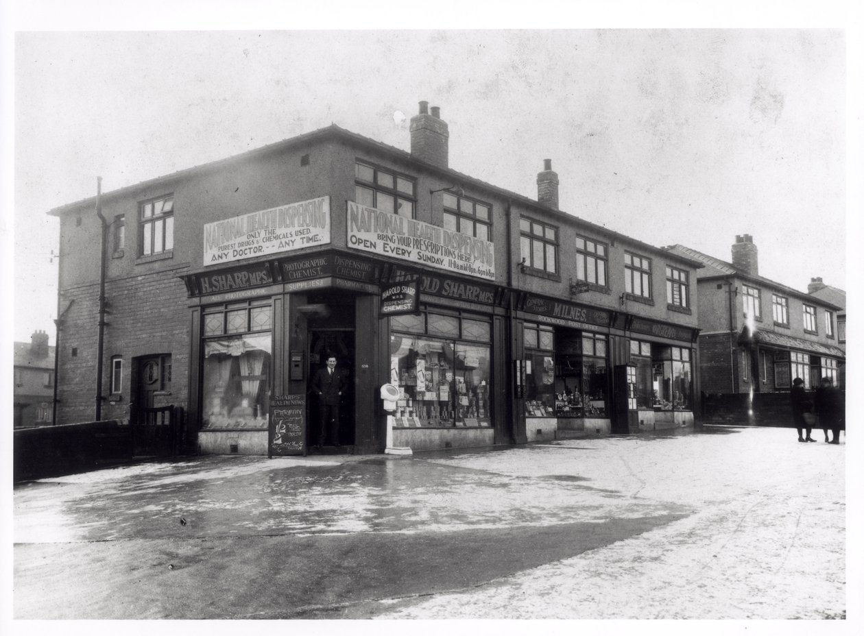 Harold Sharp National Health Dispensing Chemist, Rookwood Parade, York Road, Leeds, 1936 tekijältä English Photographer