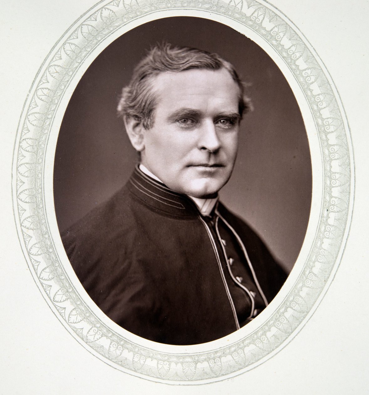 Oikea pastori Monsignor Capel tekijältä English Photographer
