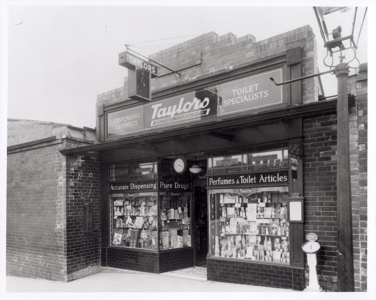 Taylors Chemists, Burley Road, Leeds, 20. huhtikuuta 1936 tekijältä English Photographer