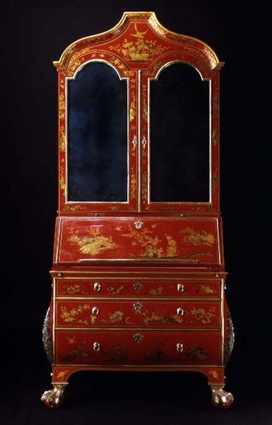 Bureau-kirjahylly, englanti, n. 1700 (punainen japani) tekijältä English School