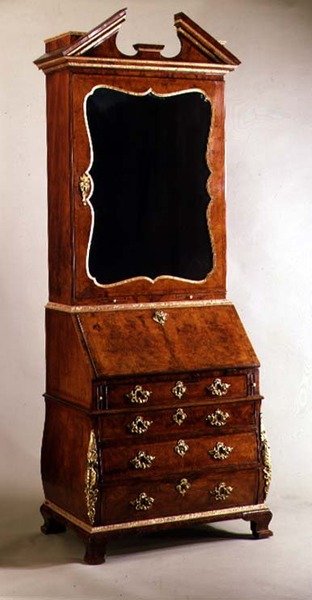George I -toimiston kirjahylly pommisivuilla, n. 1720 (pähkinä ja paketti kullattu) tekijältä English School