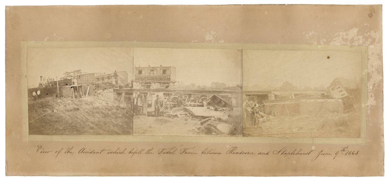 Montaasi Staplehurstin juna-onnettomuudesta, 1865 (kolme seepiasävyistä valokuvaa asennettuna yhteen kortin taustalevylle) tekijältä English School