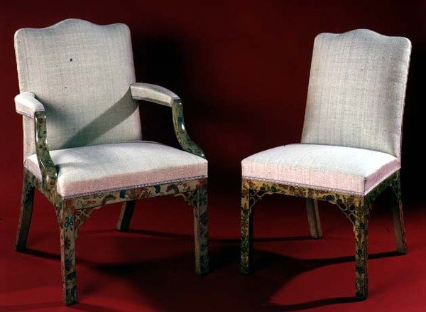 Osa nojatuoleja ja tuoleja maalatuilla chinoiserie-tuilla, n. 1760 tekijältä English School
