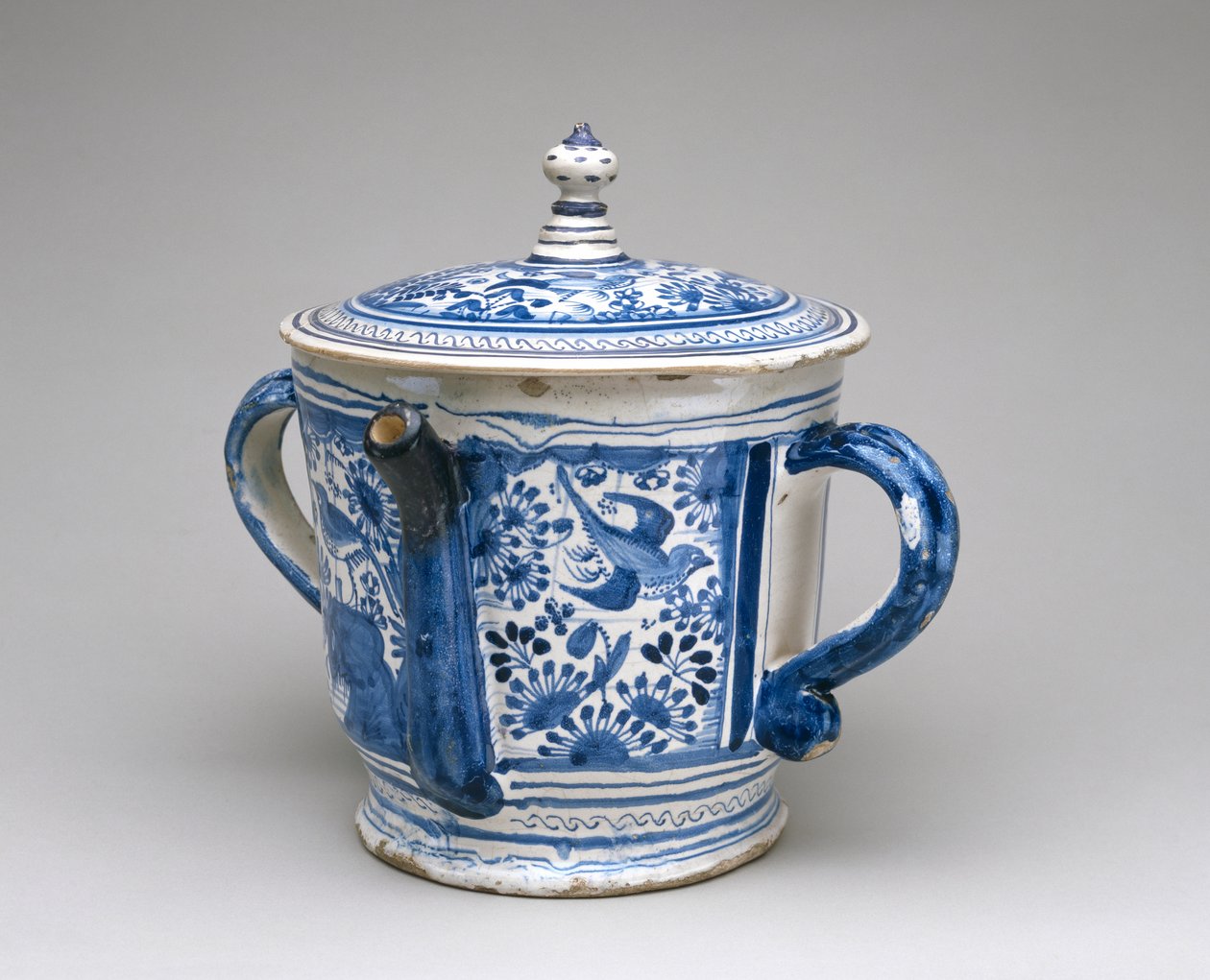 Posset Pot and Cover, n. 1632 (tinalasitettu keramiikka) tekijältä English School