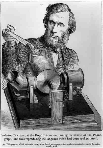 Professori John Tyndall (1820-93) Royal Institutionissa, kääntää fonografin kahvaa tekijältä English School