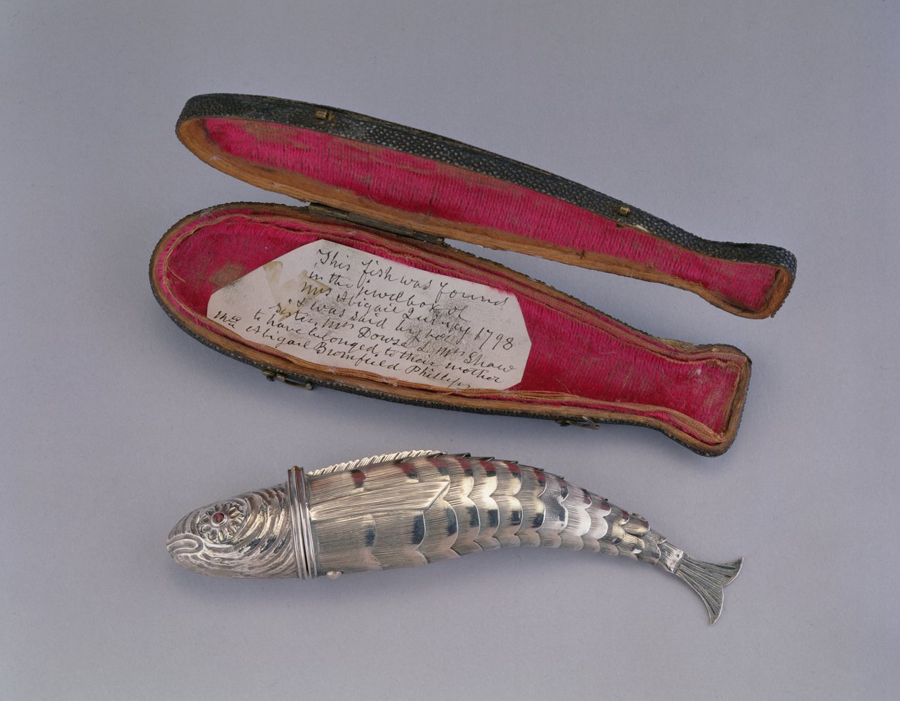 Ompelusarja kalan muodossa, 1765-90 (hopea) tekijältä English School
