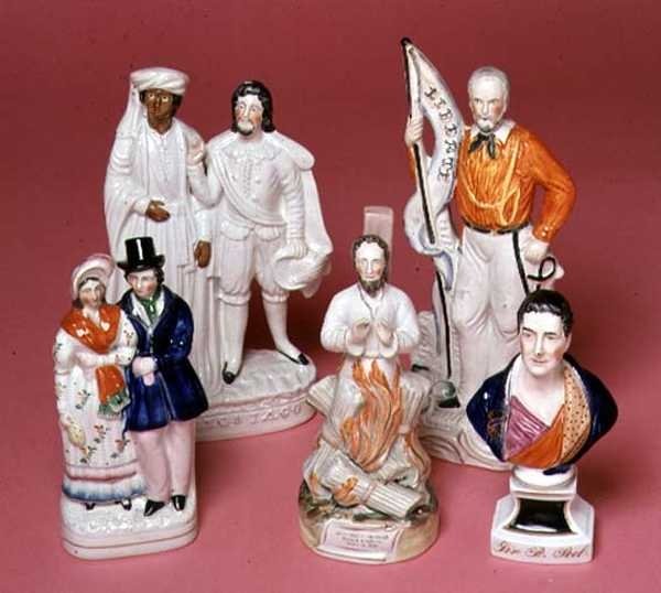 Staffordshiren hahmot: Sir Robert Peel, arkkipiispa Cranmer, Othello ja Iago, kuningatar Victoria ja prinssi Albert ja Liberty tekijältä English School