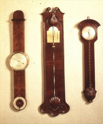 Kolme barometria: vasen: mahonki, Chippendale-tyyli; keskus: Chippendale kuorikuvalla; oikealla: marjakuusi, kirjoittanut John Halifax of Barnsley, 1720 tekijältä English School