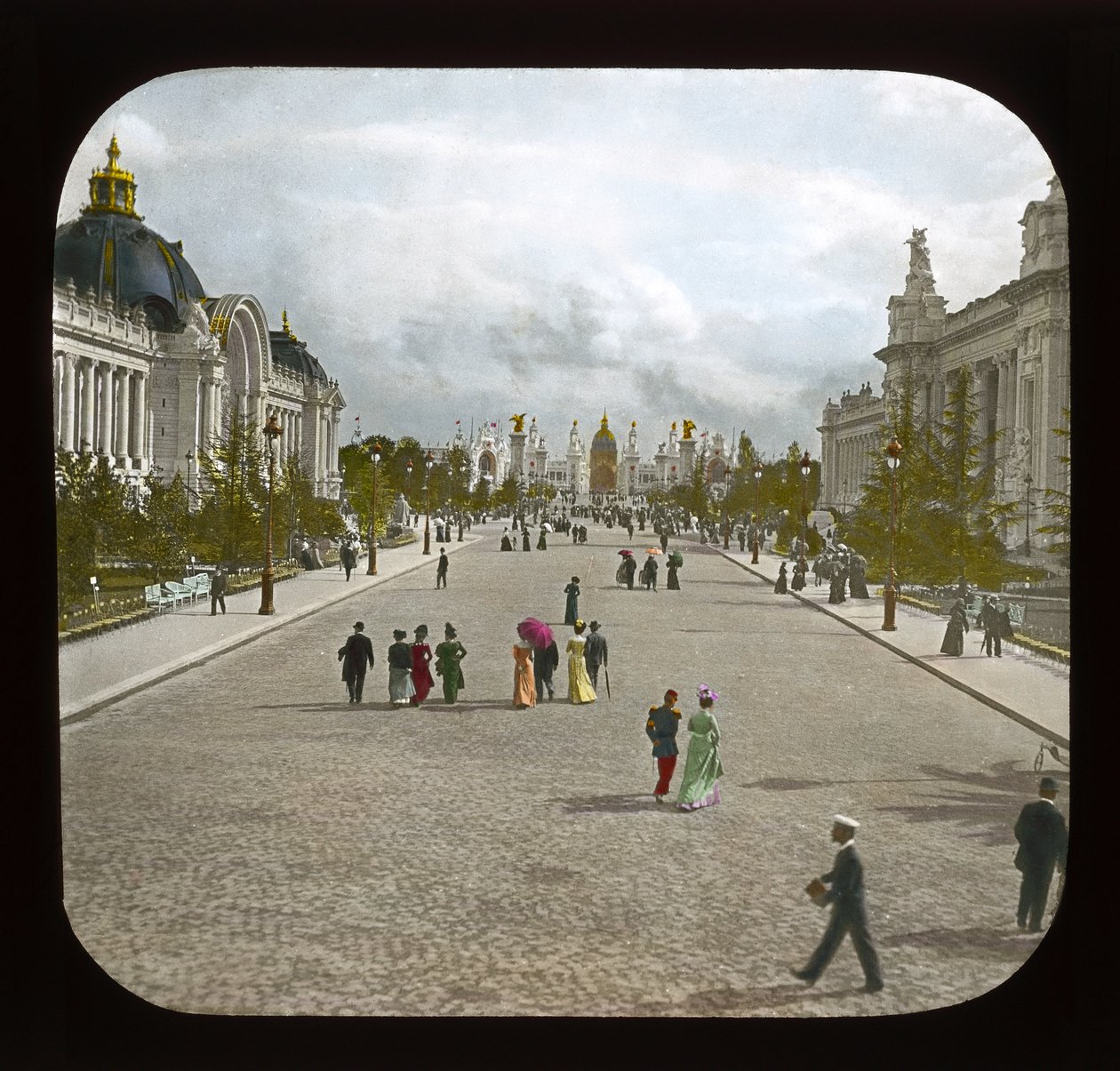 Pariisin näyttely: Avenue Nicholas II, 1900 (lyhtyliukumäki) tekijältä French Photographer