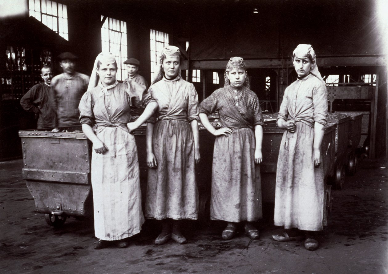Muotokuva neljästä nuoresta naistyöläisestä, jotka työskentelivät hiilen luokittelussa Leusin kaivoslaitoksessa, Ranskassa, 1896 tekijältä French Photographer