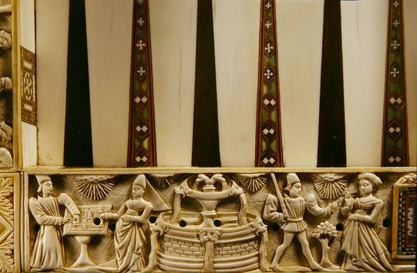 Backgammon-laudan reunus, joka kuvaa shakinpelaajia ja rakastajia, 1415 tekijältä French School