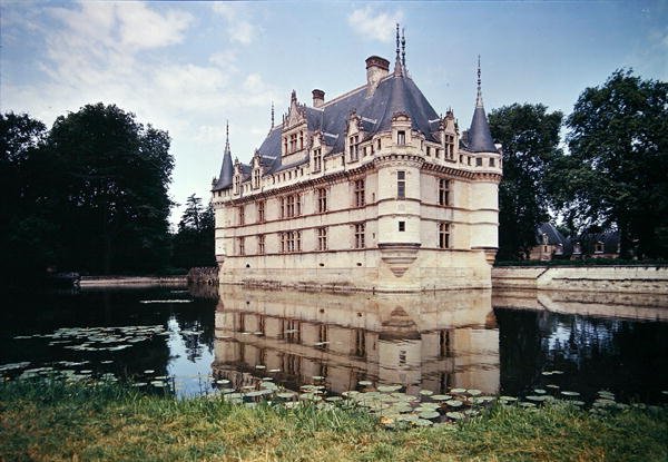 Näkymä Chateau dAzay-le-Rideaulle, rakennettu Gilles Berthelotille, 1518-27 tekijältä French School