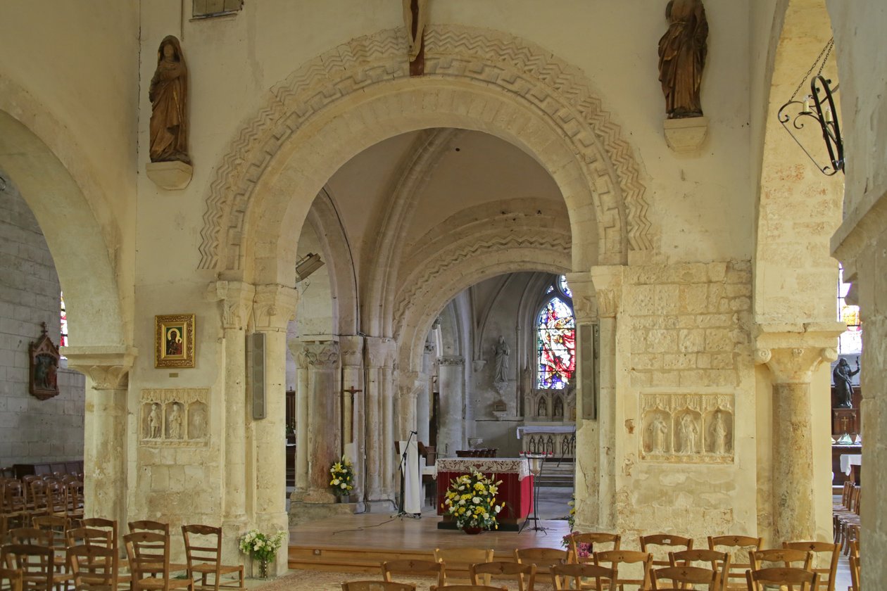 Näkymä romaanisille Chancel Archesille tekijältä French School