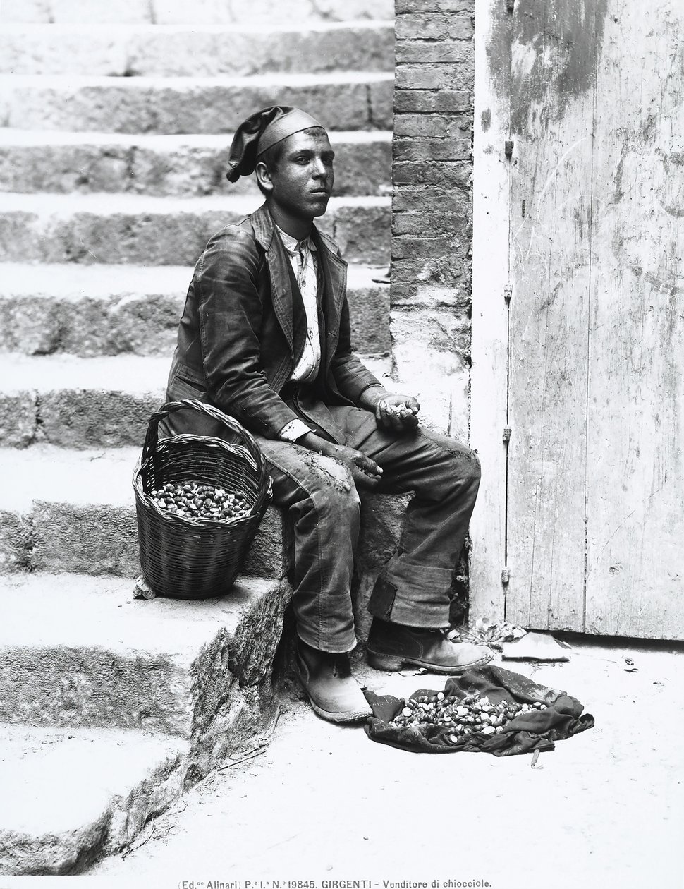 Merietanamyyjä perinteisessä asussa, Girgentissä, n.1920 tekijältä Italian Photographer