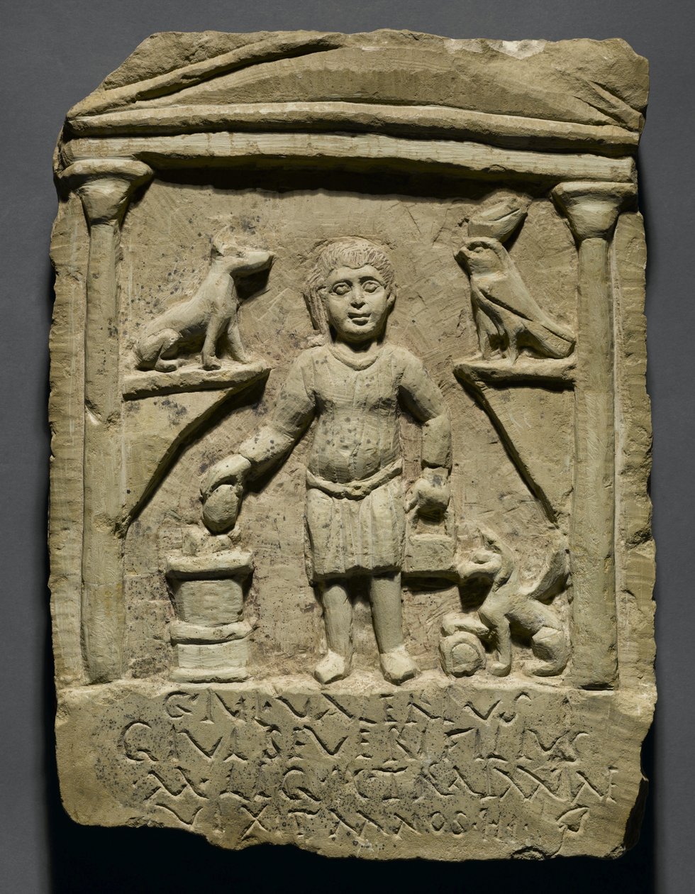 C. Julius Valeriuksen hautausstela, valmistettu Egyptissä (kalkkikivi maalin jälkiä) tekijältä Roman