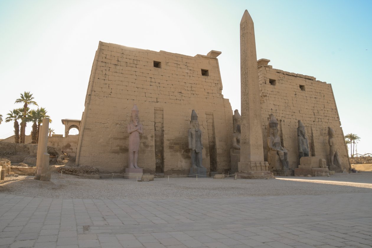 Luxorin temppeli, muinaisen Egyptin arkkitehtuuria Luxorissa tekijältä Albert Mansour