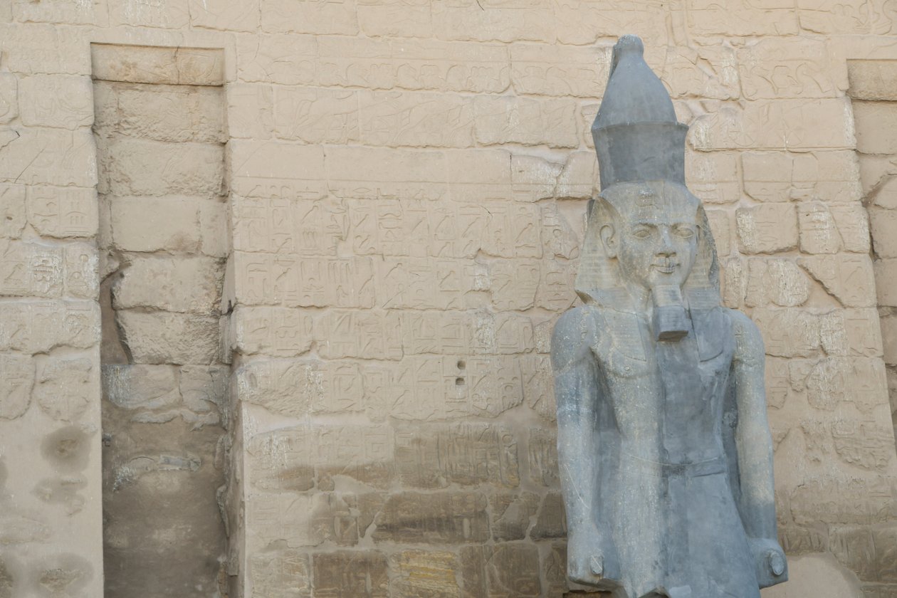 Luxorin temppeli, muinaisen Egyptin arkkitehtuuria Luxorissa tekijältä Albert Mansour