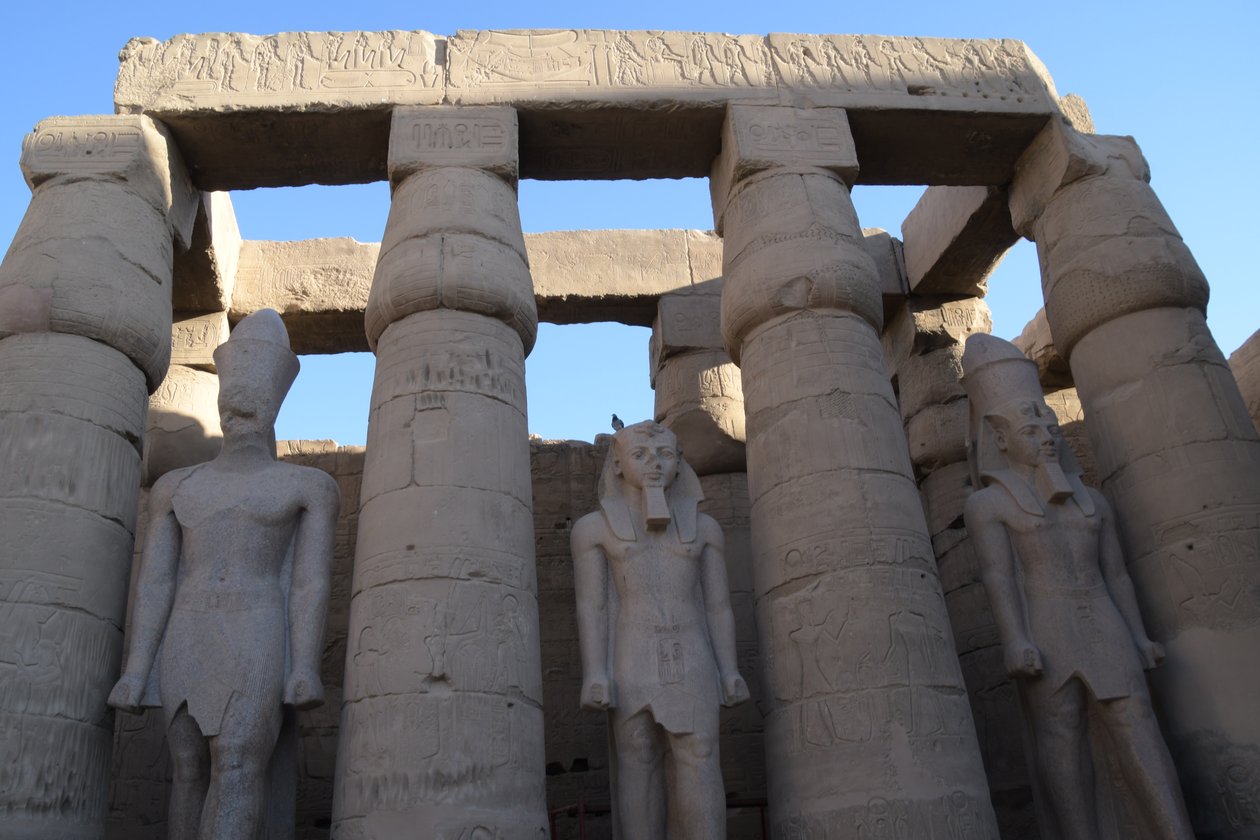 Luxorin temppeli, muinaisen Egyptin arkkitehtuuria Luxorissa tekijältä Albert Mansour