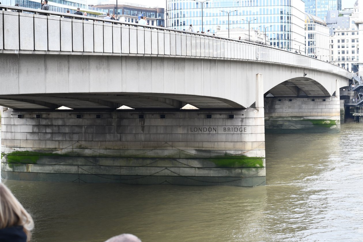 London Bridge Thames-joen yli Lontoon sydämessä tekijältä Albert Mansour