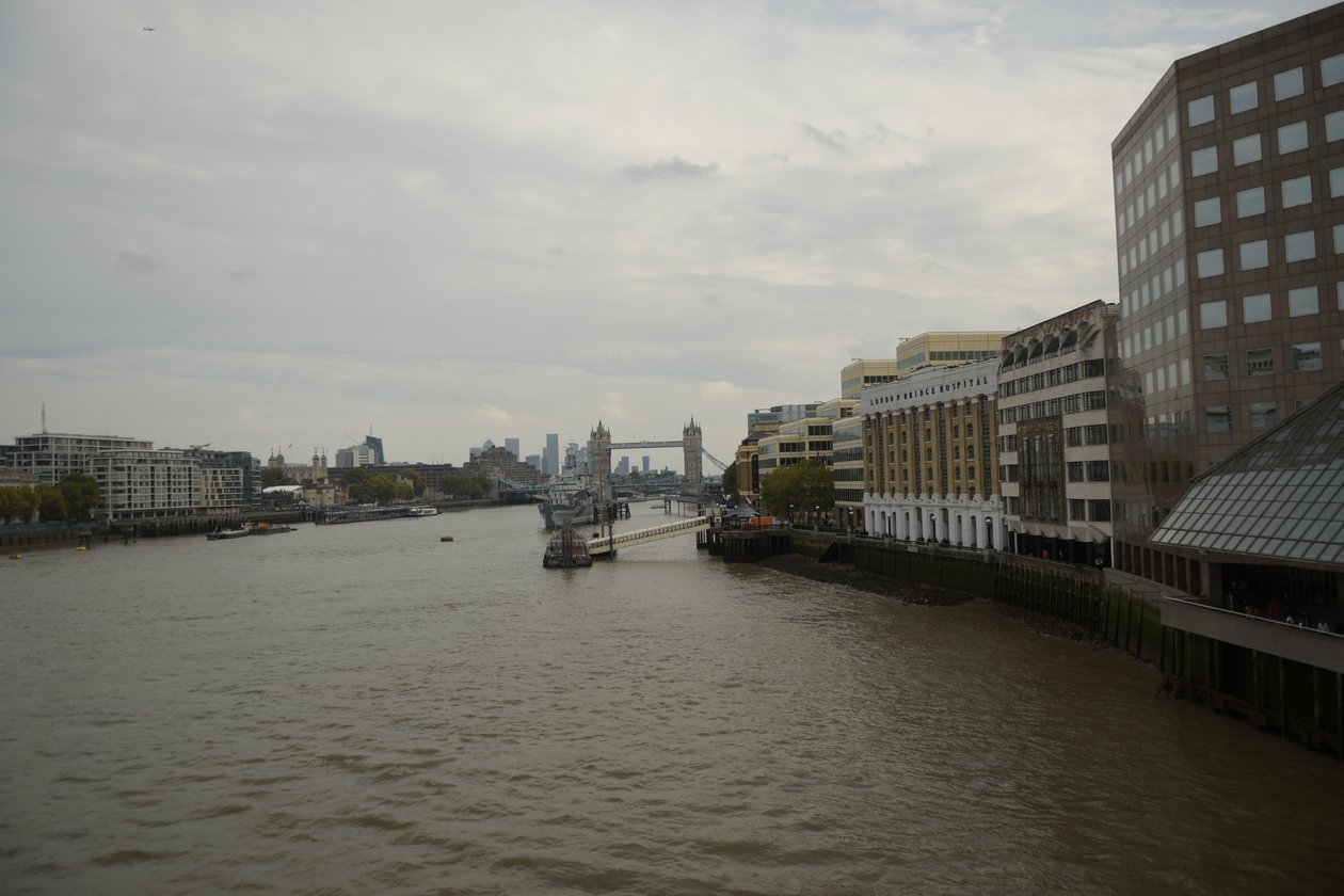 London Bridge Thames-joen yli Lontoon sydämessä tekijältä Albert Mansour