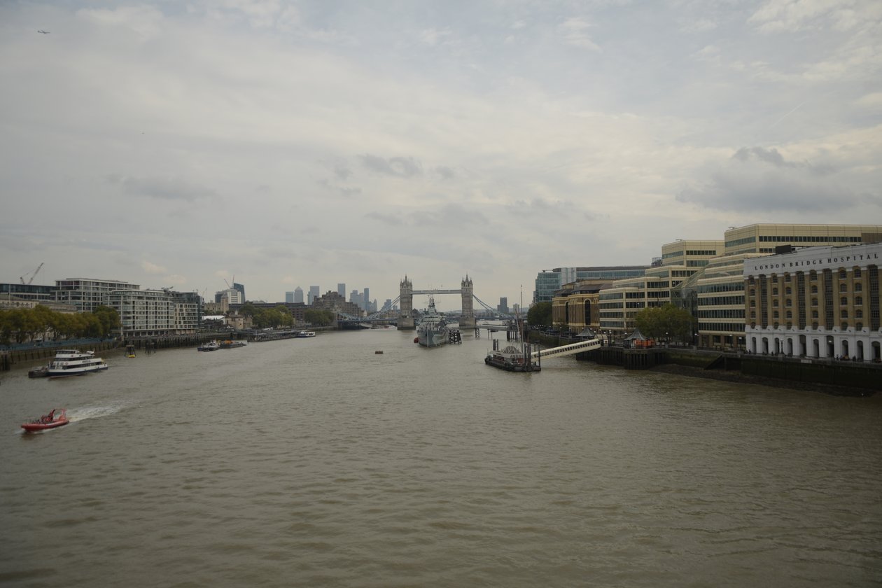 London Bridge Thames-joen yli Lontoon sydämessä tekijältä Albert Mansour