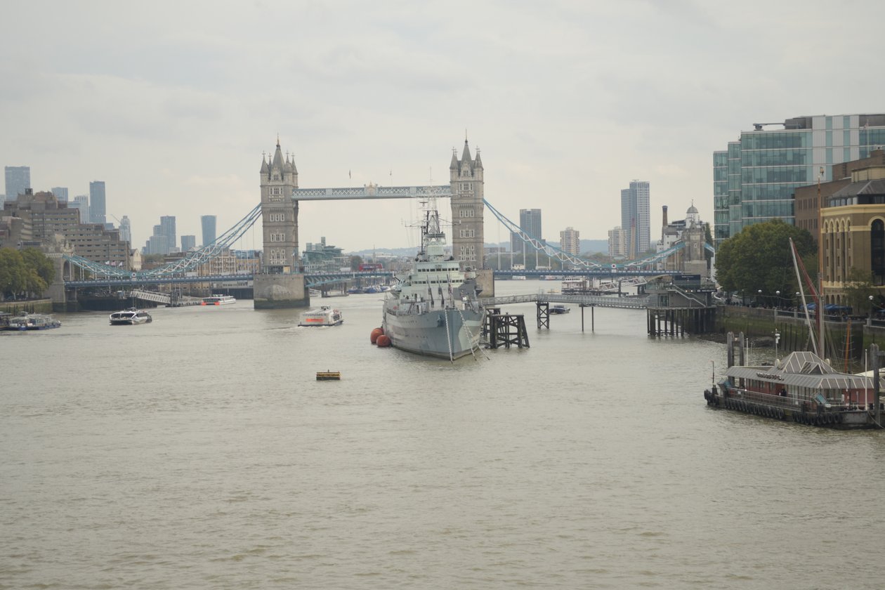 London Bridge Thames-joen yli Lontoon sydämessä tekijältä Albert Mansour