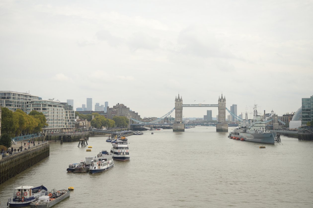 London Bridge Thames-joen yli Lontoon sydämessä tekijältä Albert Mansour