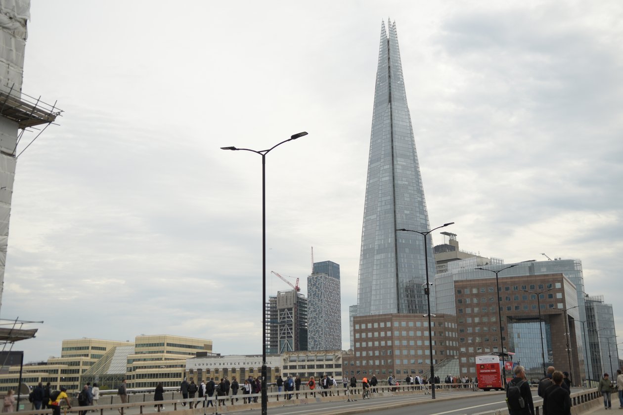 London Bridge Thames-joen yli Lontoon sydämessä tekijältä Albert Mansour