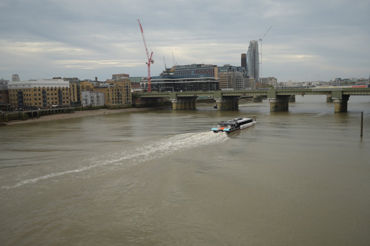 London Bridge Thames-joen yli Lontoon sydämessä tekijältä Albert Mansour