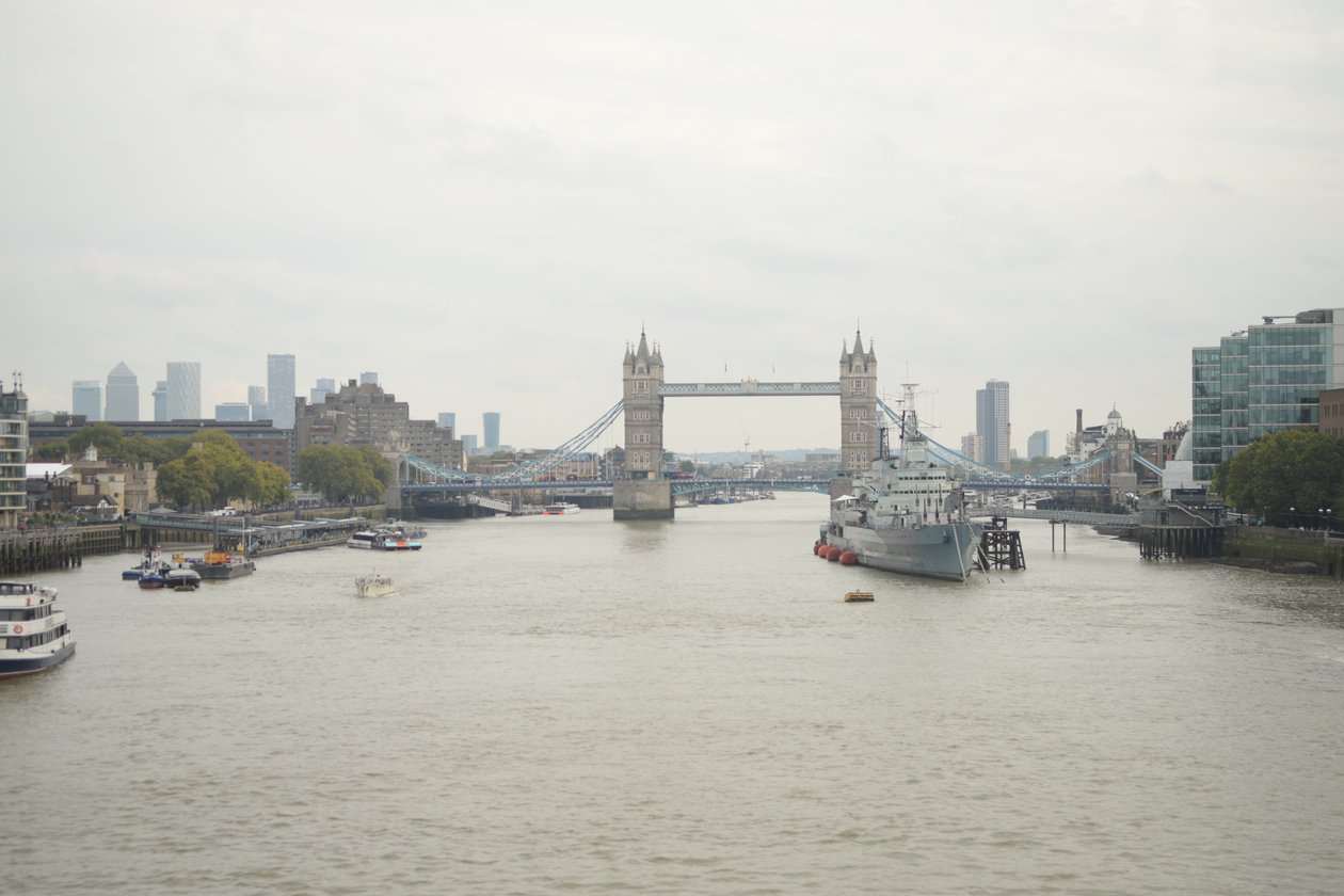 London Bridge Thames-joen yli Lontoon sydämessä tekijältä Albert Mansour