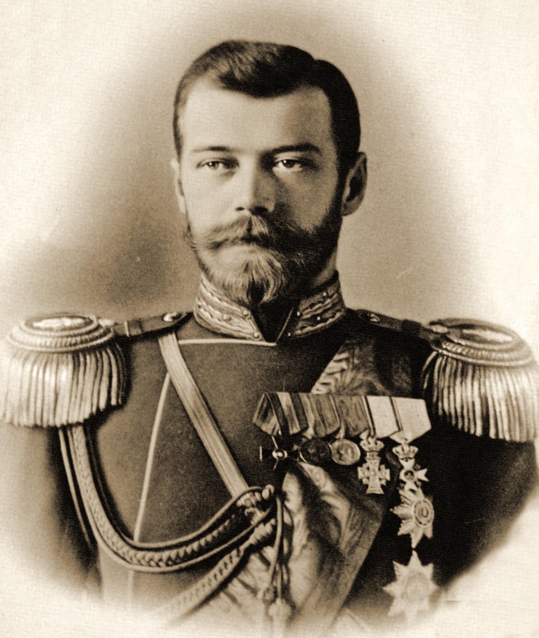 tsaari Nikolai II:n (1868-1918) muotokuva 1898 (kaksivärinen kuva) tekijältä A. Pasetti Photo Studio