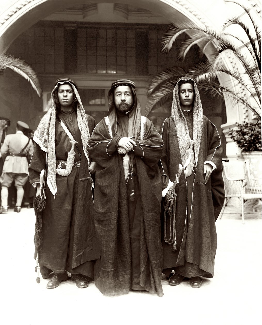 Sherif Abdullah (keskellä) Otaibeh-heimon sheikki Jwayber el-Otaibyn (oikealla) kanssa, 1921 tekijältä A. Reid