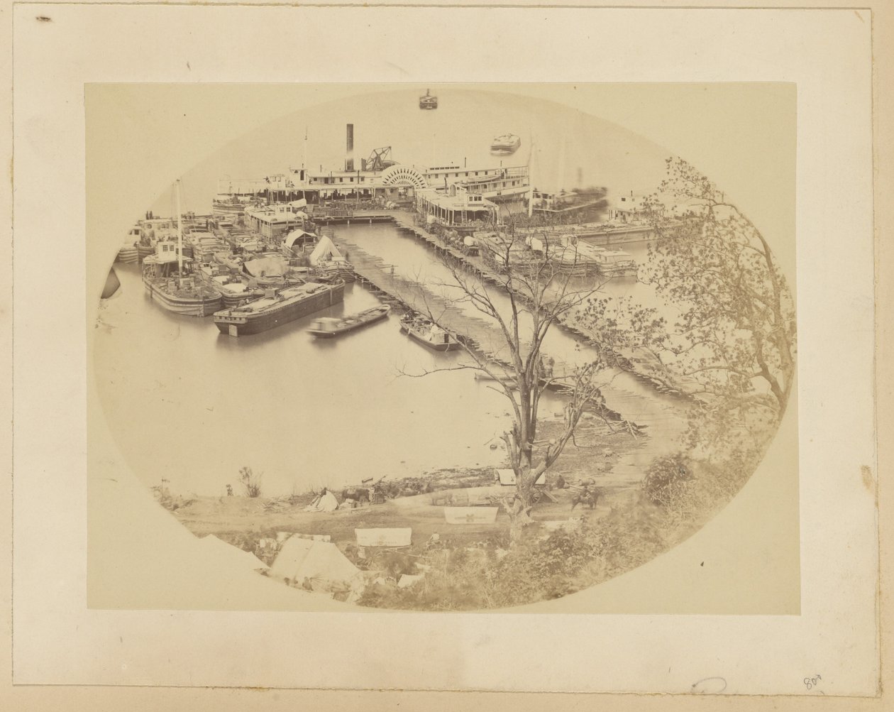 [Lower Wharf, Belle Plain, USMRR Construction Corps.] [16. toukokuuta 1864]. tekijältä A.J. Russell
