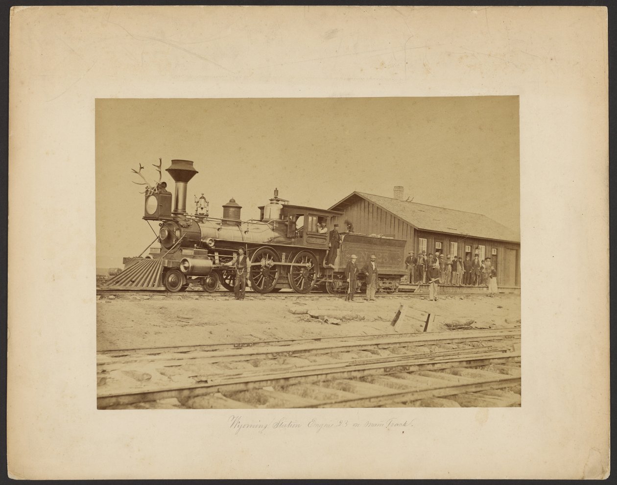 Wyoming Station Engine 23 pääraiteella [Wyoming]. tekijältä A.J. Russell