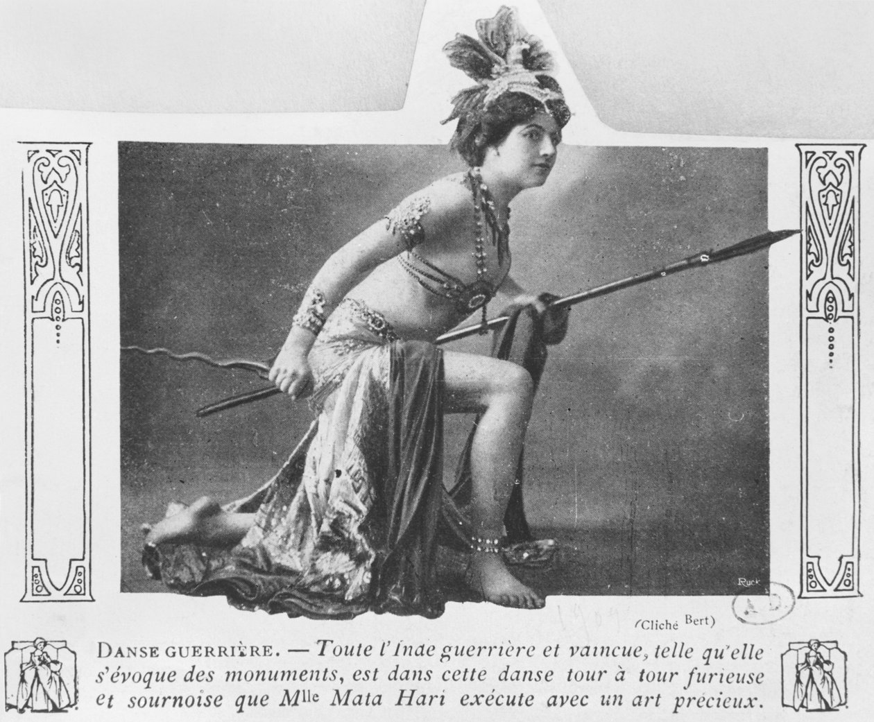 Mata Hari sotatanssissa, 1900-luvun alku tekijältä A. Bert