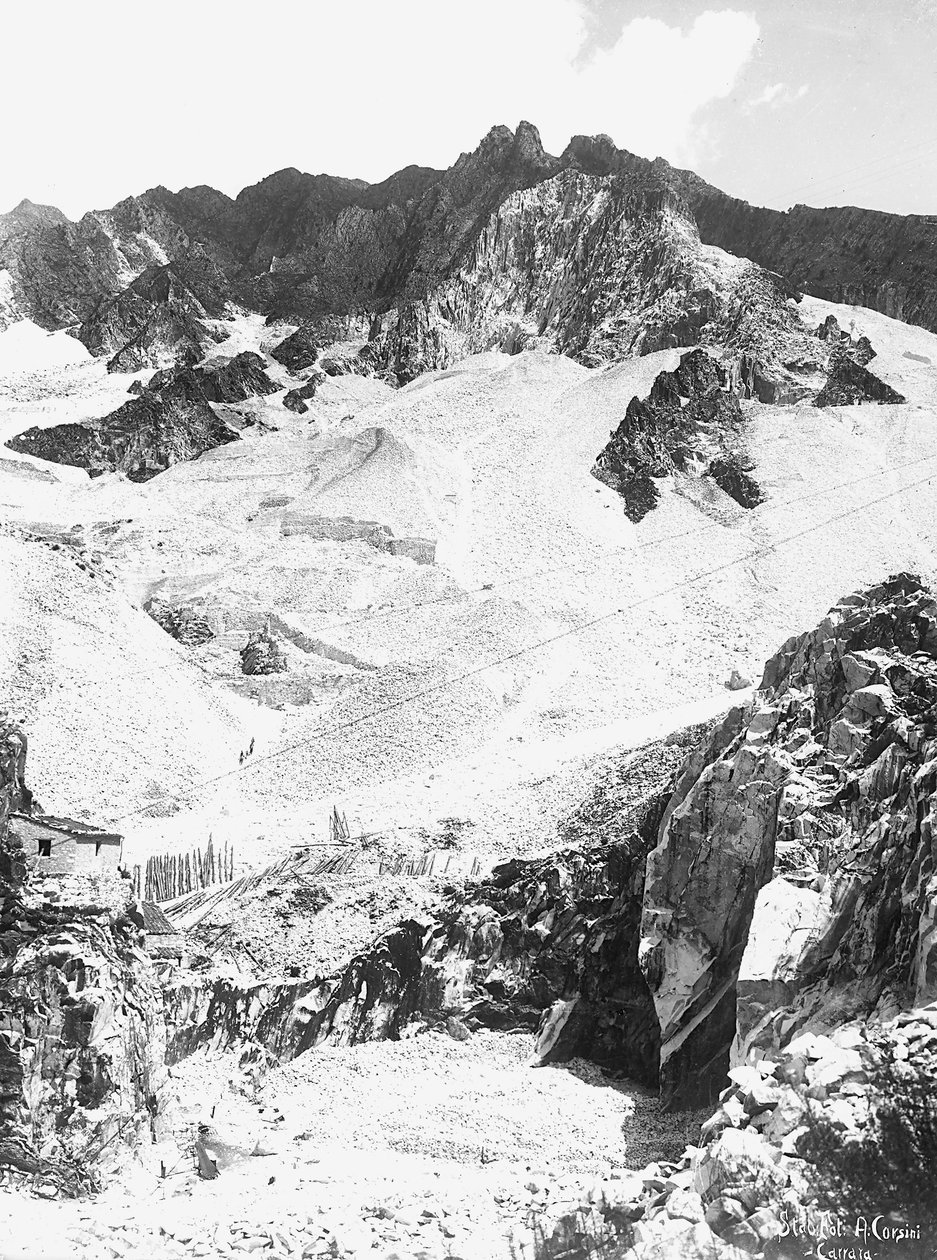 Marmorikaivos Apuan Alpeilla, Toscanassa (m/w kuva) tekijältä A. Corsini