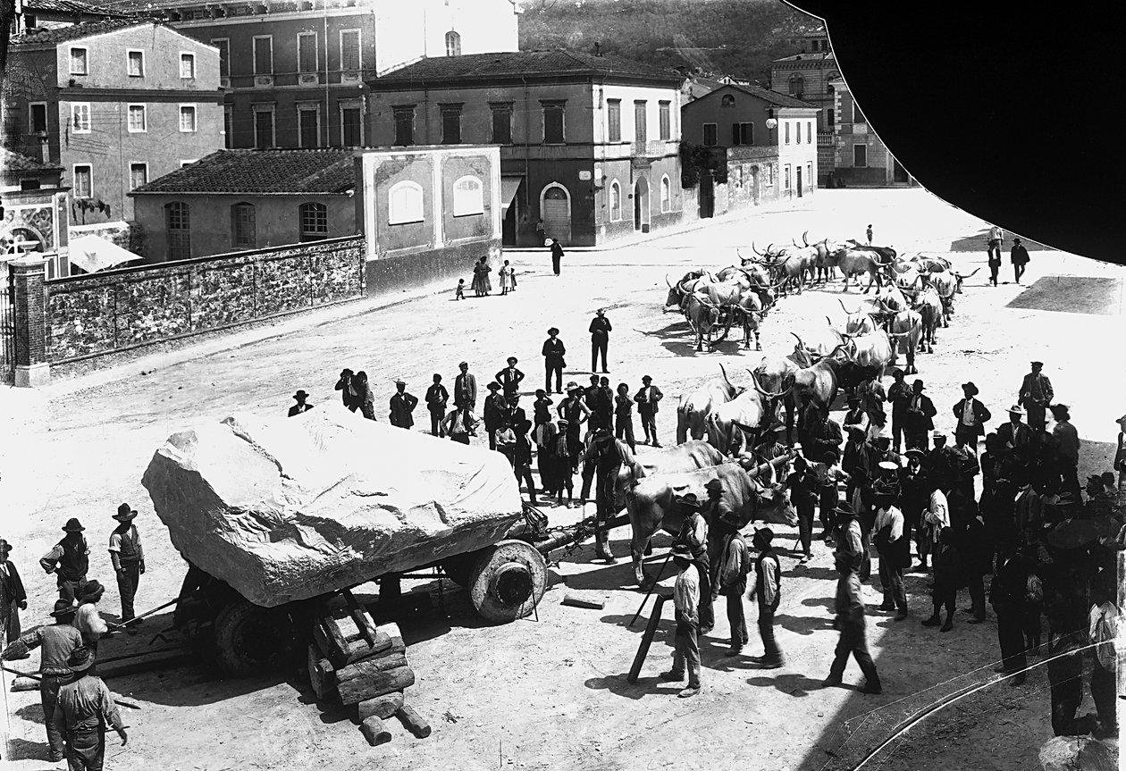 Carrara: lukuisat härät vetivät Apuan louhoksista tulevaa valtavalla marmorilohkolla lastattua vaunua (m/v kuva) tekijältä A. Corsini