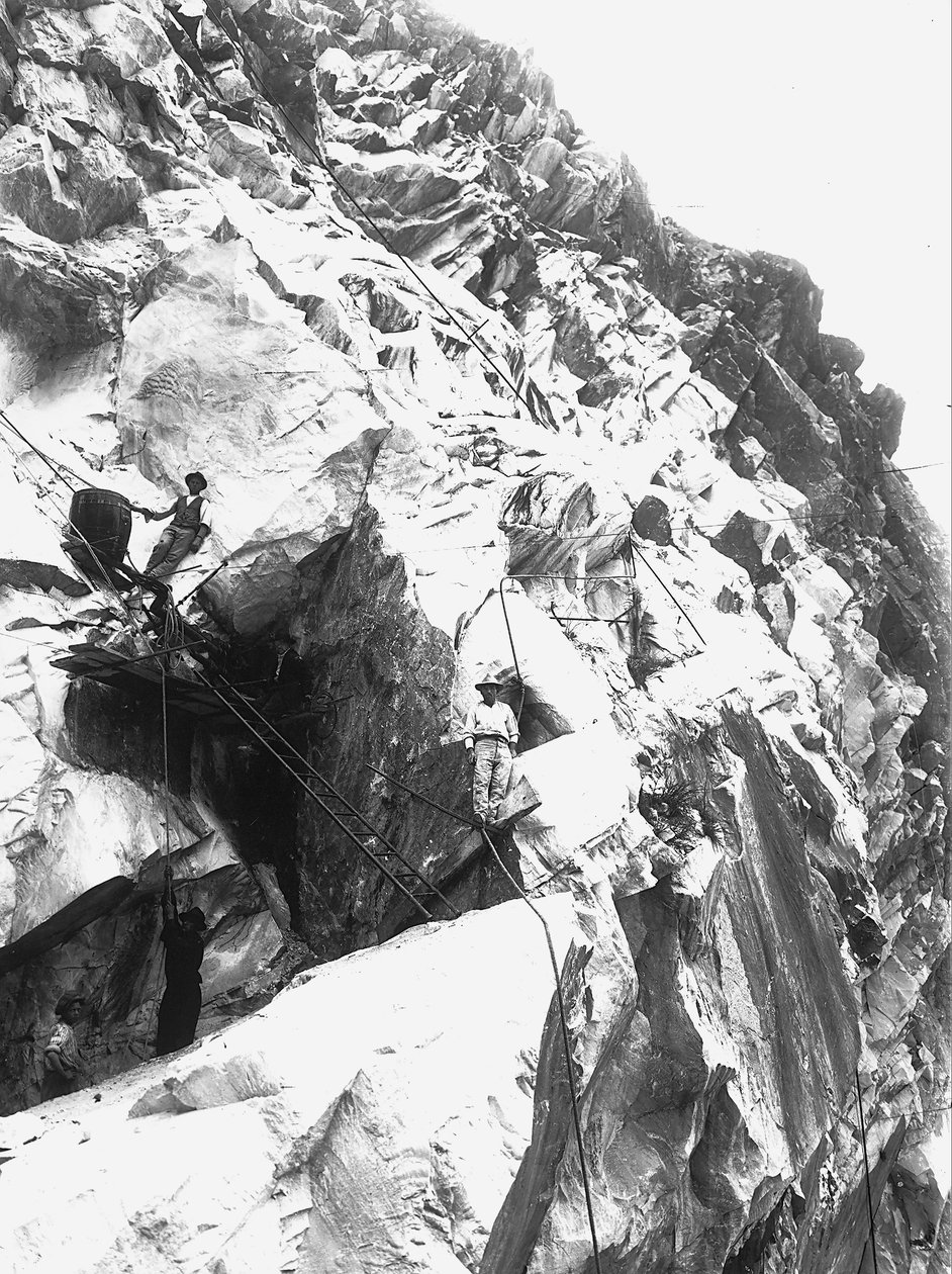 Kaivinkoneet työskentelevät "Fabbricotti"-yrityksen louhoksessa Loranossa, Apuan Alpeilla (m/v kuva) tekijältä A. Corsini