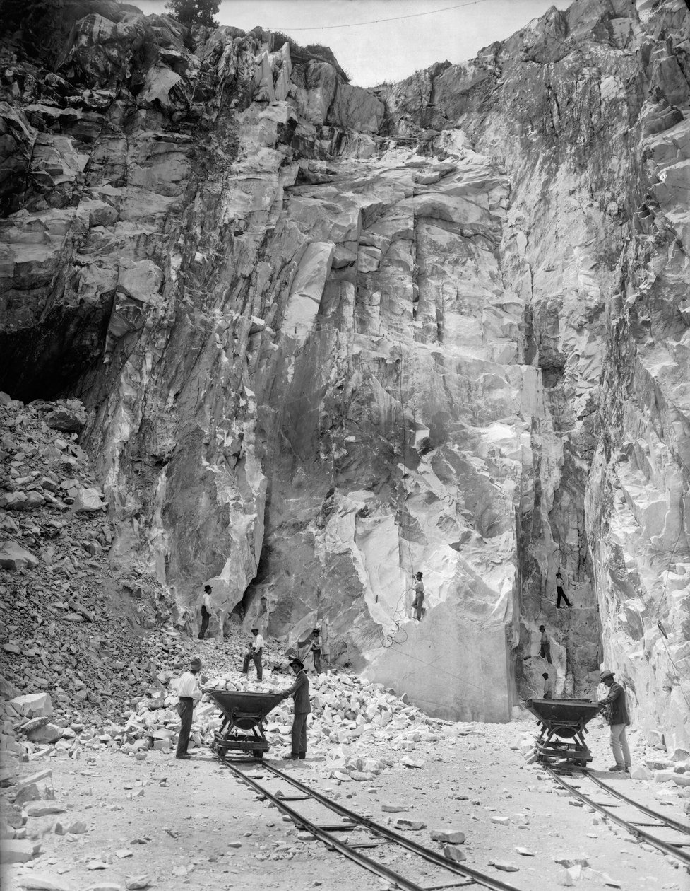 Kaivinkoneet töissä marmorilouhoksessa Apuan Alpeilla, Toscanassa (m/v kuva) tekijältä A. Corsini