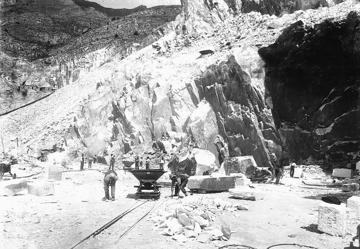 Kaivinkoneet töissä "Fabbricotti"-marmoriluuhoksessa Apuan Alpeilla, Toscanassa (m/v kuva) tekijältä A. Corsini