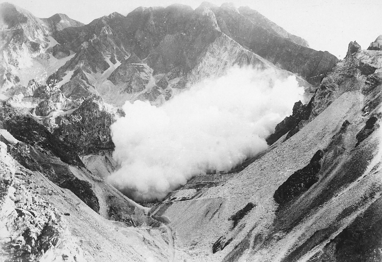Räjähdys marmorikaivoksessa Apuan Alpeilla, Toscanassa (m/v kuva) tekijältä A. Corsini