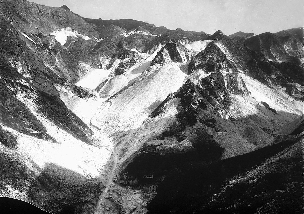 Marmorilouhokset Apuan Alpeilla, Toscanassa (b/w kuva) tekijältä A. Corsini