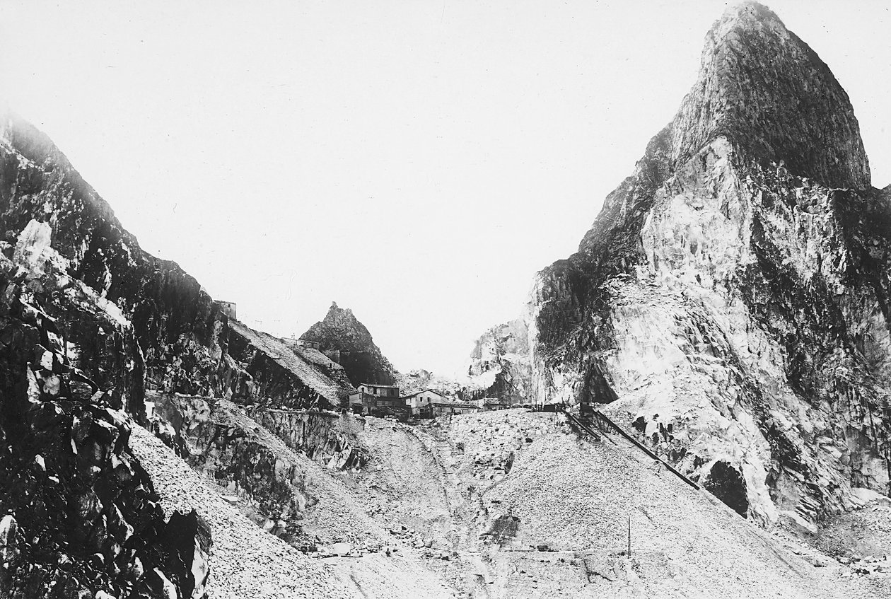 Marmorikaivos Apuan Alpeilla, Toscanassa (m/w kuva) tekijältä A. Corsini