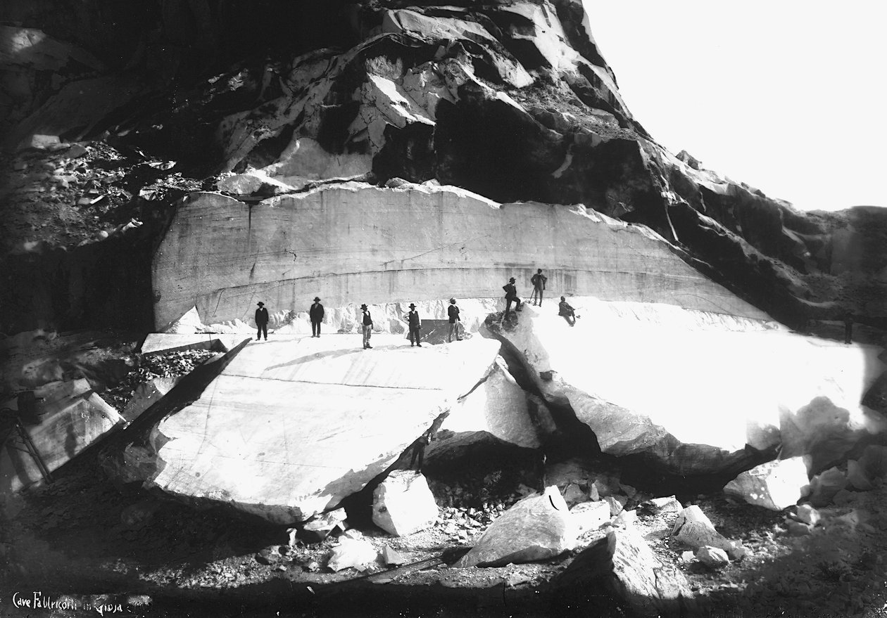 Useita miehiä vierailulla "Fabbricotti in Gioja" -louhoksilla Apuan Alpeilla, Toscanassa (m/v kuva) tekijältä A. Corsini